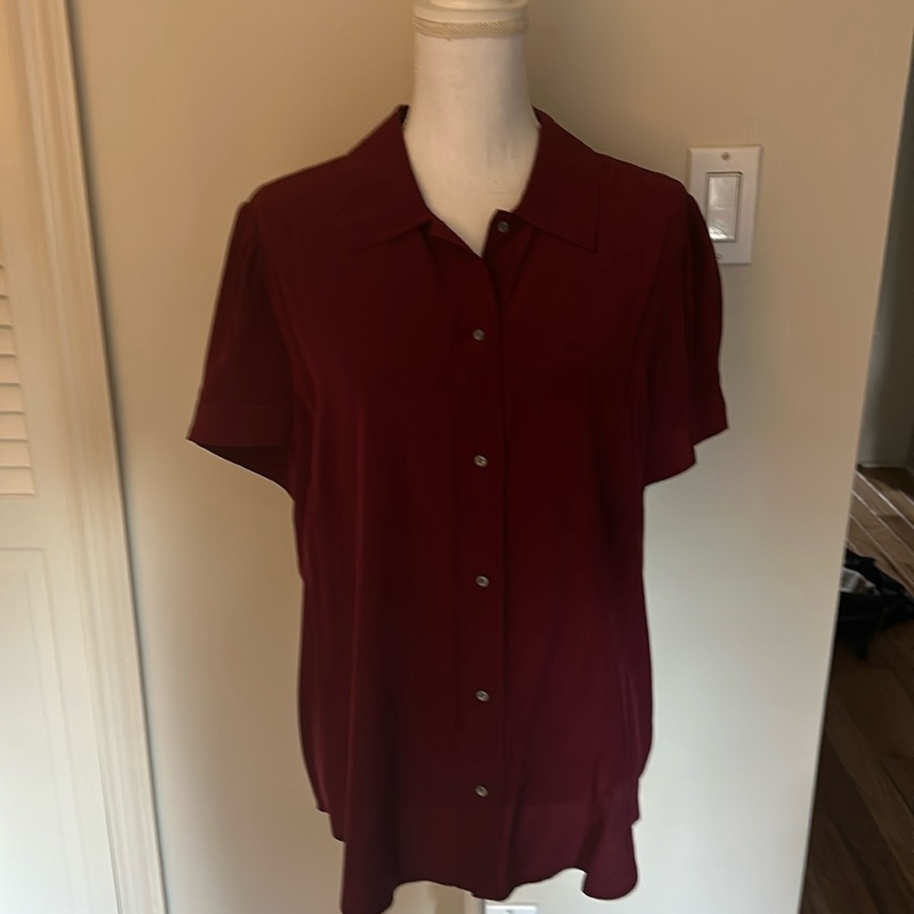 Classic Silk like blouse with pointed Peter Pan collar and puff short sleeve!